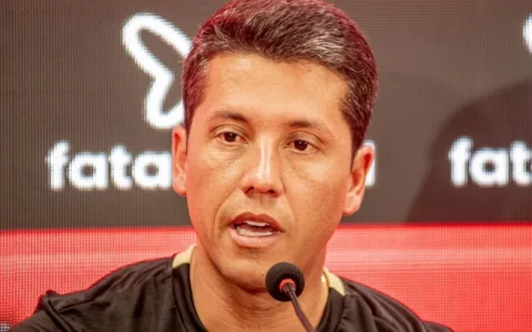 Imagem do artigo Fim de ciclo: Vitória demite Thiago Carpini após queda na Copa do Nordeste