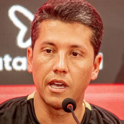 Imagem do artigo Fim de ciclo: Vitória demite Thiago Carpini após queda na Copa do Nordeste