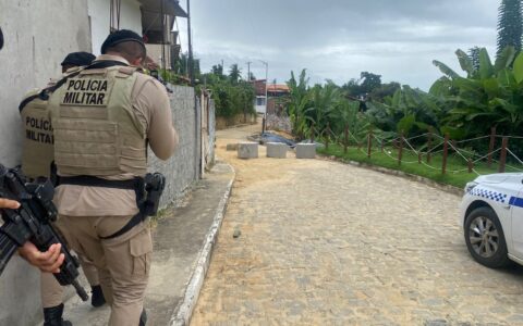 Imagem do artigo Dez barricadas instaladas por grupos criminosos são destruídas em Itaparica e Vera Cruz