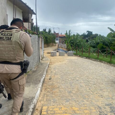 Imagem do artigo Dez barricadas instaladas por grupos criminosos são destruídas em Itaparica e Vera Cruz
