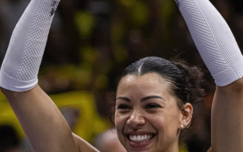 Imagem do artigo Carolana se aposenta da Seleção Brasileira de Vôlei após 11 anos de conquistas e emoção