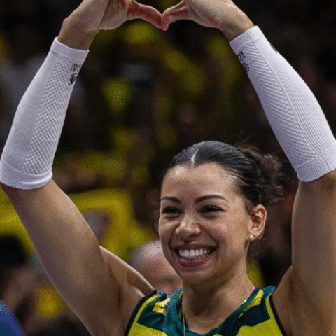 Imagem do artigo Carolana se aposenta da Seleção Brasileira de Vôlei após 11 anos de conquistas e emoção