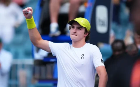 Imagem do artigo João Fonseca supera mal-estar e estreia com vitória no US Open 2025