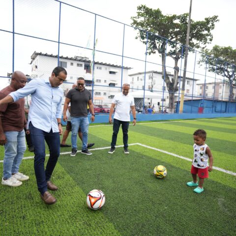 Imagem do post Salvador chega a 82 campos com grama sintética após entrega de arena esportiva em Fazenda Grande II