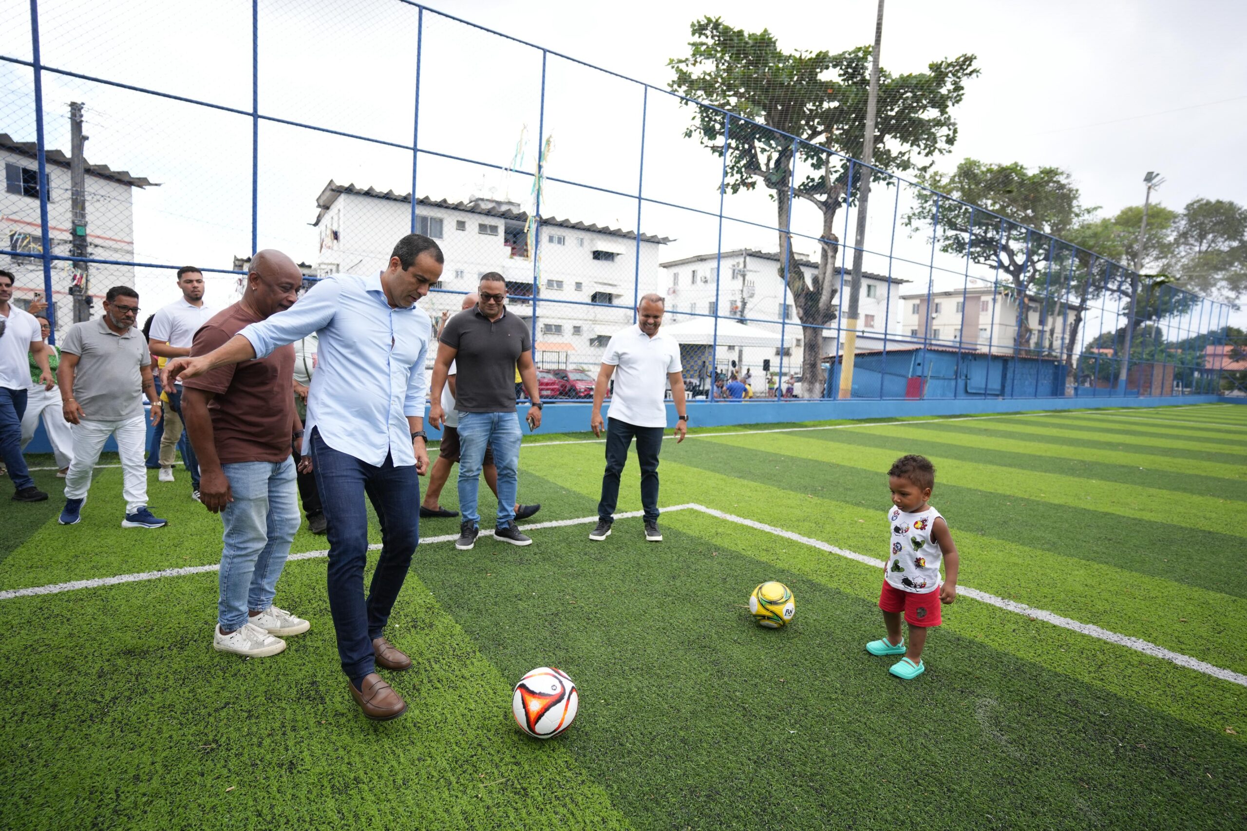 Salvador chega a 82 campos com grama sintética após entrega de arena esportiva em Fazenda Grande II
