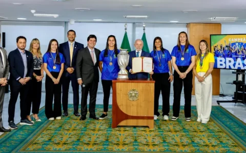 Imagem do artigo Ao lado do presidente da CBF, Lula recebe campeãs da Copa América