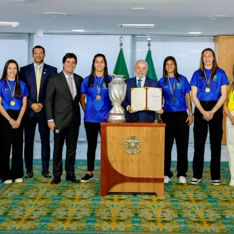 Imagem do artigo Ao lado do presidente da CBF, Lula recebe campeãs da Copa América