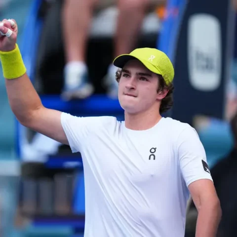 Imagem do artigo João Fonseca derrota Tsitsipas e garante classificação do Brasil