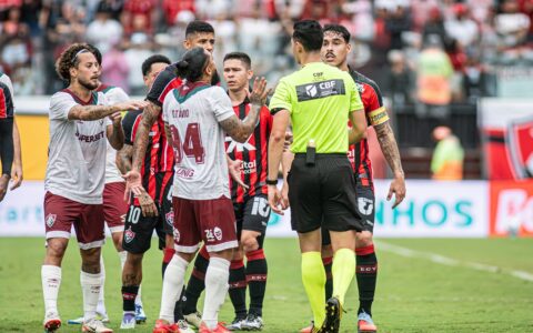 Imagem do artigo Vitória se revolta com arbitragem após derrota para o Fluminense