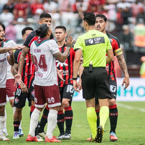 Imagem do artigo Vitória se revolta com arbitragem após derrota para o Fluminense
