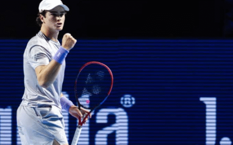 Imagem do artigo De virada, João Fonseca vence Shapovalov e avança no Masters 1000 de Paris