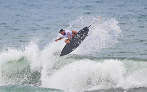 Imagem do artigo Praia do Forte vira “capital do surfe” em dezembro com prêmio de R$ 14 mil por etapa; veja datas e destaques