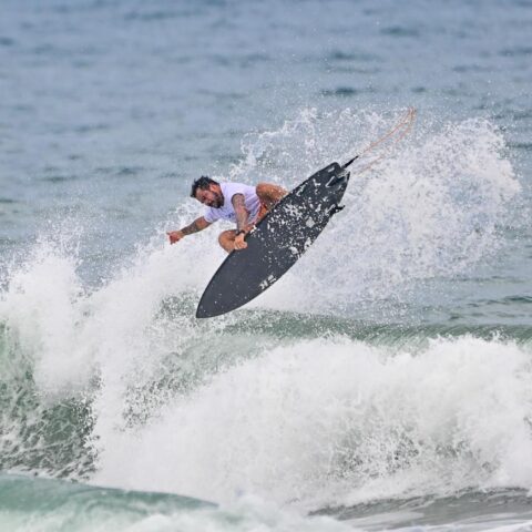 Imagem do artigo Praia do Forte vira “capital do surfe” em dezembro com prêmio de R$ 14 mil por etapa; veja datas e destaques