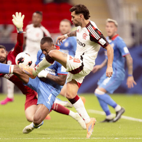 Imagem do artigo Com dois de Arrascaeta, Flamengo vence o Cruz Azul e se classifica às semifinais da Copa Intercontinental