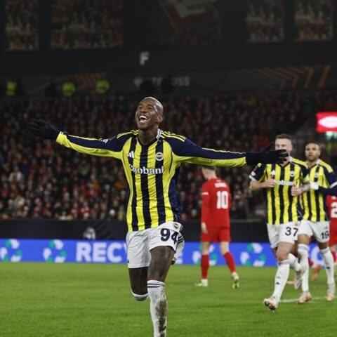 Imagem do artigo Talisca destrói na Europa League: hat-trick perfeito e noite histórica na Noruega