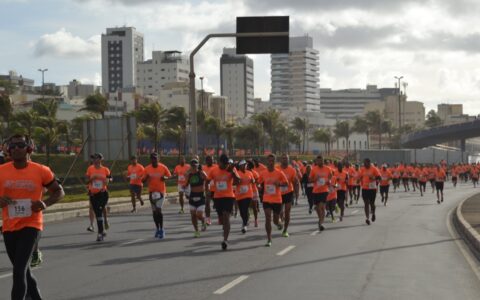 Imagem do artigo Corrida do Laço Branco reúne homens na orla de Piatã pelo fim da violência de gênero neste domingo
