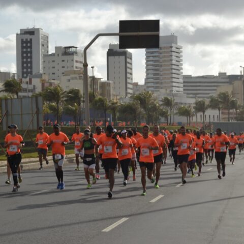 Imagem do artigo Corrida do Laço Branco reúne homens na orla de Piatã pelo fim da violência de gênero neste domingo
