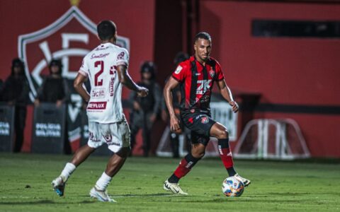 Imagem do artigo Reprovado nos exames, atacante tem transferência cancelada e volta para o Vitória 