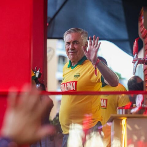 Imagem do artigo Ancelotti curte Carnaval de Salvador em camarote e recebe apoio de Bell Marques