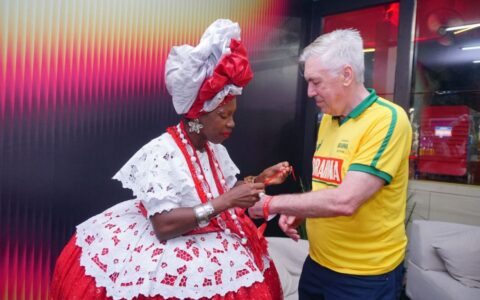 Imagem do artigo Ancelotti estreia no Carnaval de Salvador e protagoniza encontro histórico com Léo Santana no Barra-Ondina