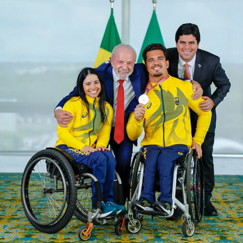 Imagem do artigo Lula recebe delegação paralímpica de inverno e celebra medalha inédita do Brasil em 2026