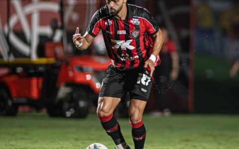 Imagem do artigo Após golaço, Lucas Rodrigues projeta duelo do Vitória contra o São Paulo