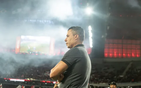 Imagem do artigo “Resultado condicionado”? Jair Ventura dispara contra arbitragem após derrota do Vitória