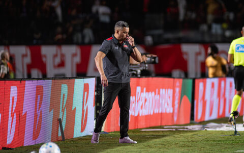 Imagem do artigo Jair detona arbitragem após derrota do Vitória e dispara: “Confusa mais uma vez”