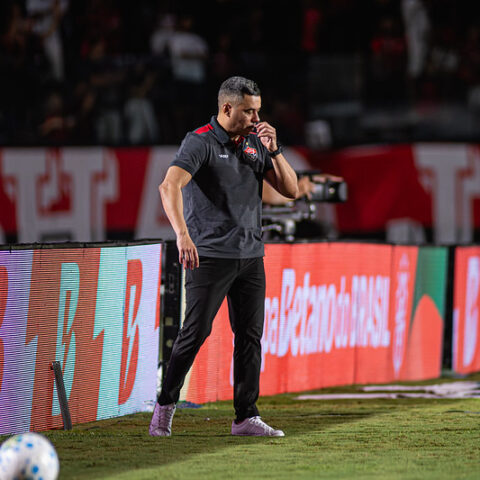Imagem do artigo Jair detona arbitragem após derrota do Vitória e dispara: “Confusa mais uma vez”