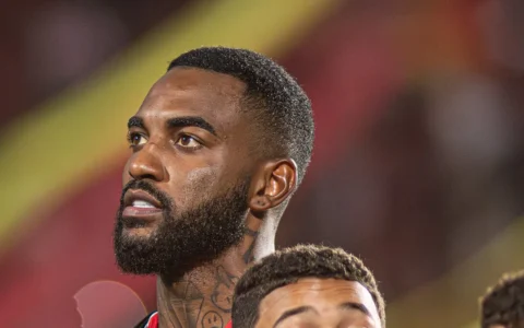 Imagem do artigo Vitória liga alerta com Ramon após lateral deixar campo mancando em goleada
