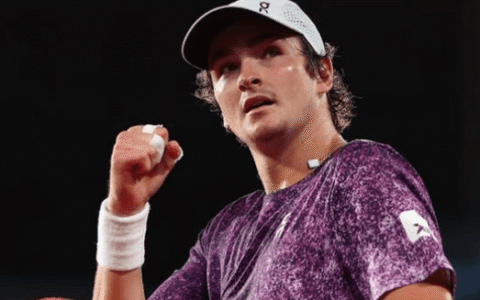 Imagem do artigo Após eliminar Djokovic, João Fonseca faz mais uma vítima e avança às quartas