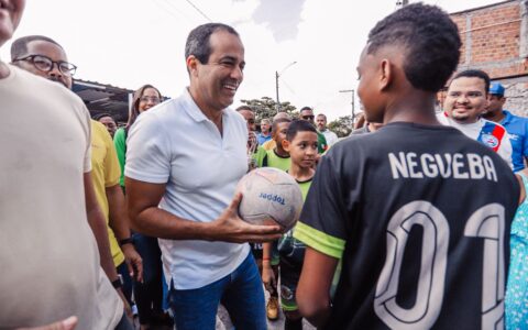 Imagem do artigo No dia da estreia do Brasil na Copa, Bruno Reis inaugura 100º campo público de grama sintética de Salvador