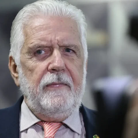 Imagem do artigo Jaques Wagner deixa liderança do governo após reunião com Lula; veja quem pode assumir o cargo