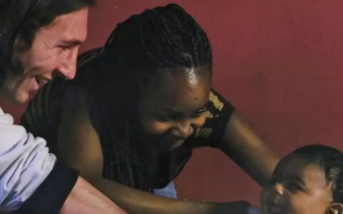 Imagem do artigo Saiba a história da foto de Messi dando banho em Yamal quando bebê