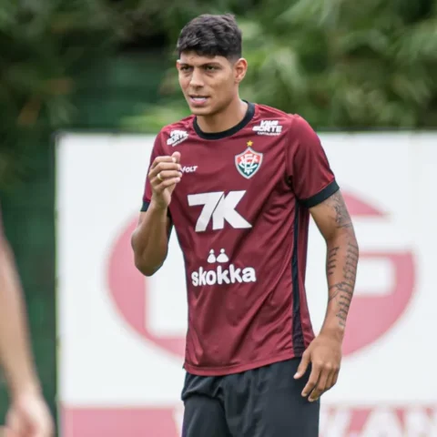 Imagem do artigo Zé Vitor tranquiliza torcida após deixar campo e destaca reforços argentinos do Vitória