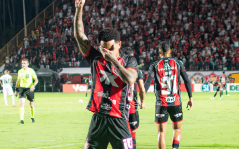Imagem do artigo Vitória vence o Botafogo, quebra jejuns no Barradão e ganha fôlego antes do Ba-Vi