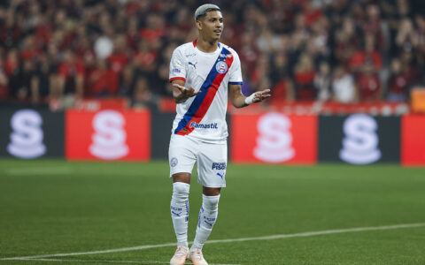 Imagem do artigo Bahia perde pênalti no fim, cai diante do Athletico-PR e deixa o G4