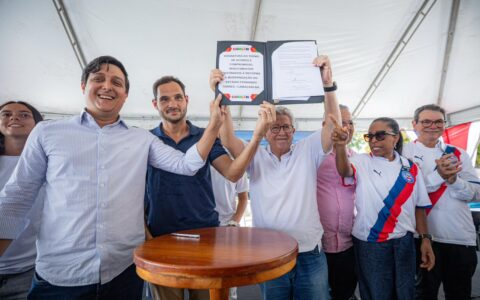 Imagem do artigo “Hoje a gente marca um golaço para o futuro de Camaçari”, diz Caetano ao assinar TAC para reforma do Estádio